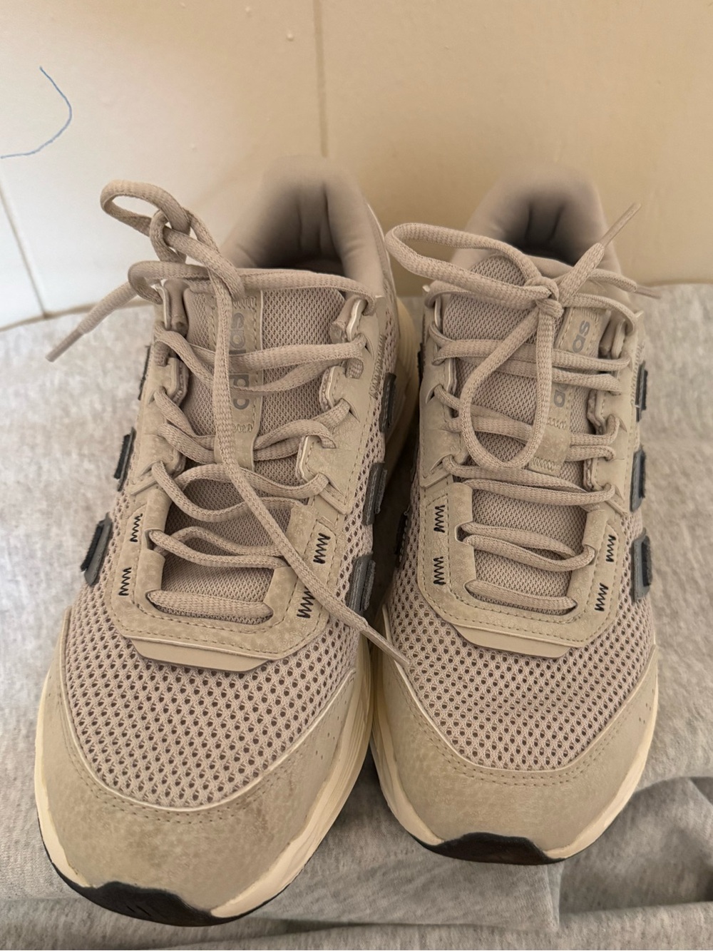 Adidas Women’s size 8 - Picture 2 of 8